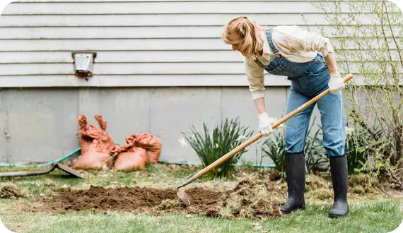 kobieta przygotowująca ziemię do pracy w ogrodzie